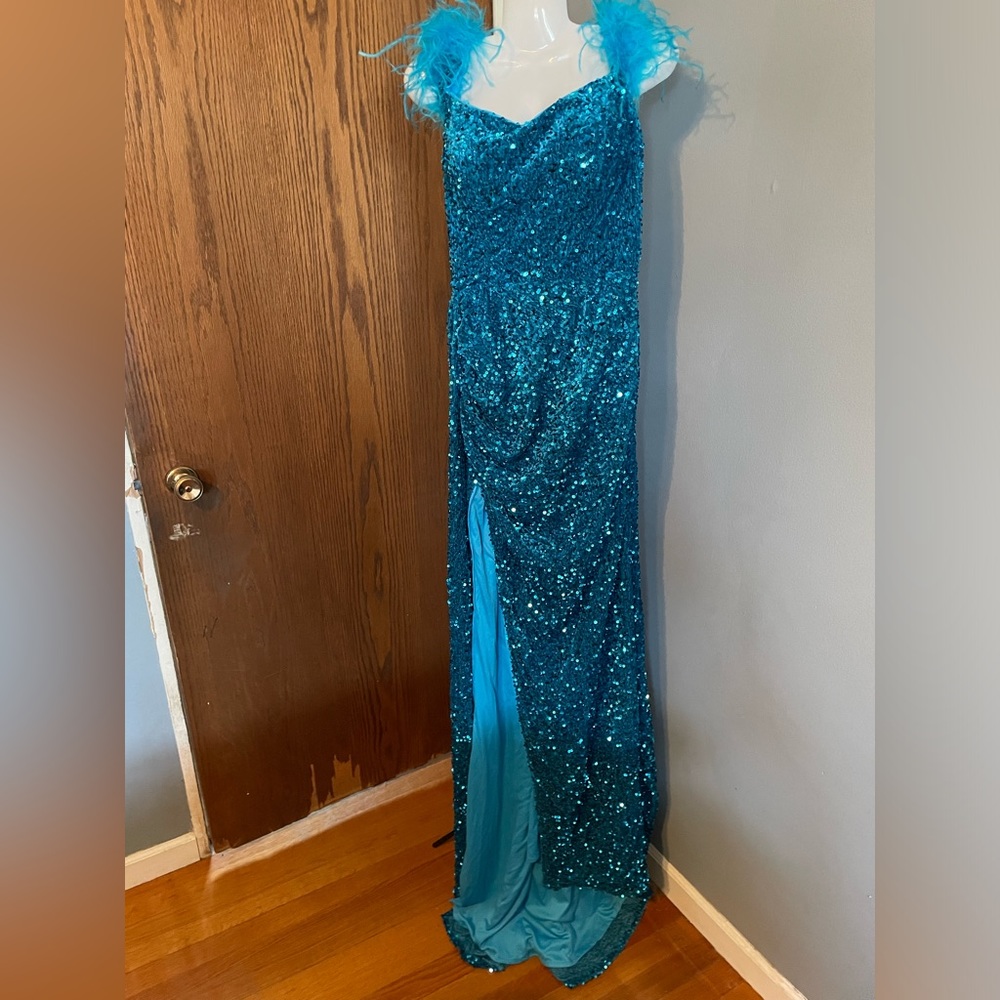 BEAUTIFUL sz 10 PROM EVENING DRESS. TEAL SEQUINED DRESS W FEATHER STRAPS/TRAIN
